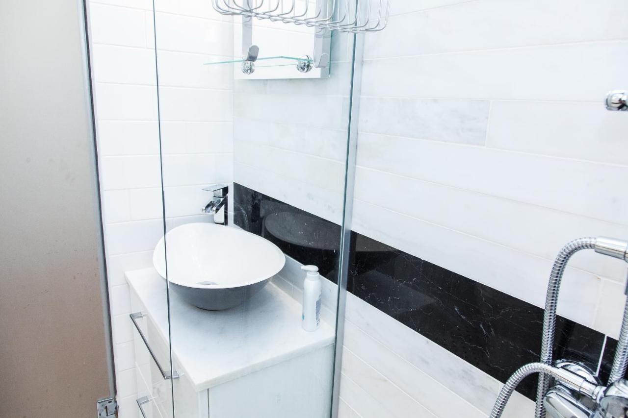Gorgeous Penthouse With Private Jacuzzi And Amazing View! Lägenhet Aten Exteriör bild