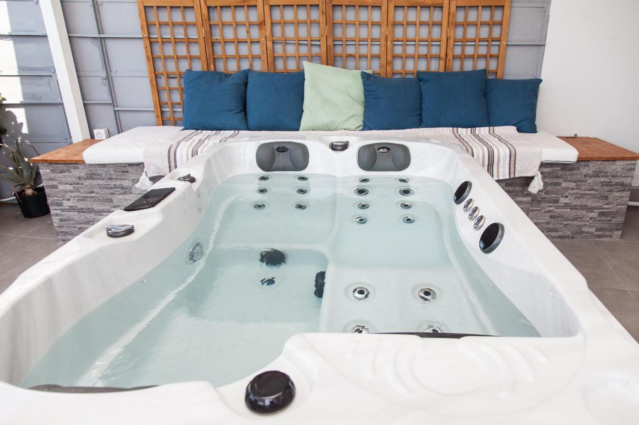 Gorgeous Penthouse With Private Jacuzzi And Amazing View! Lägenhet Aten Exteriör bild